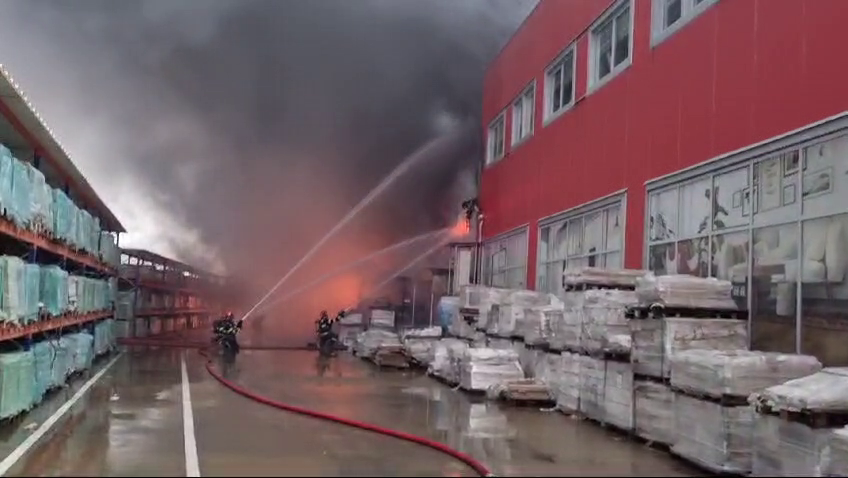 Incendiu puternic la un depozit de materiale de construcţii din Craiova. A fost emis mesaj RO-Alert