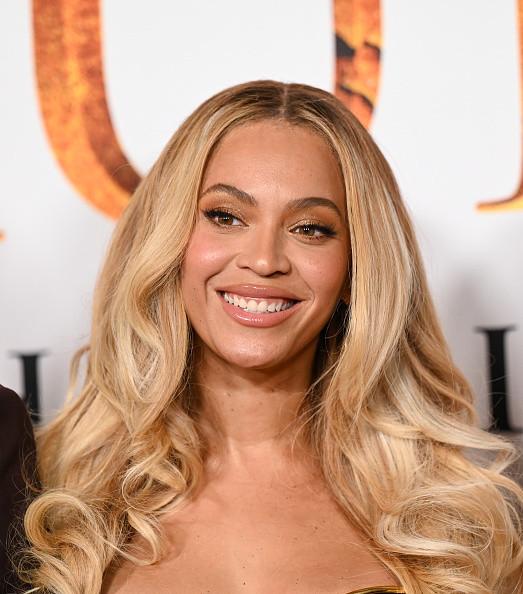 Beyoncé și Jay-Z, alături de fiica lor de 12 ani pe covorul roșu, la o zi după ce rapperul a fost acuzat că a violat o minoră