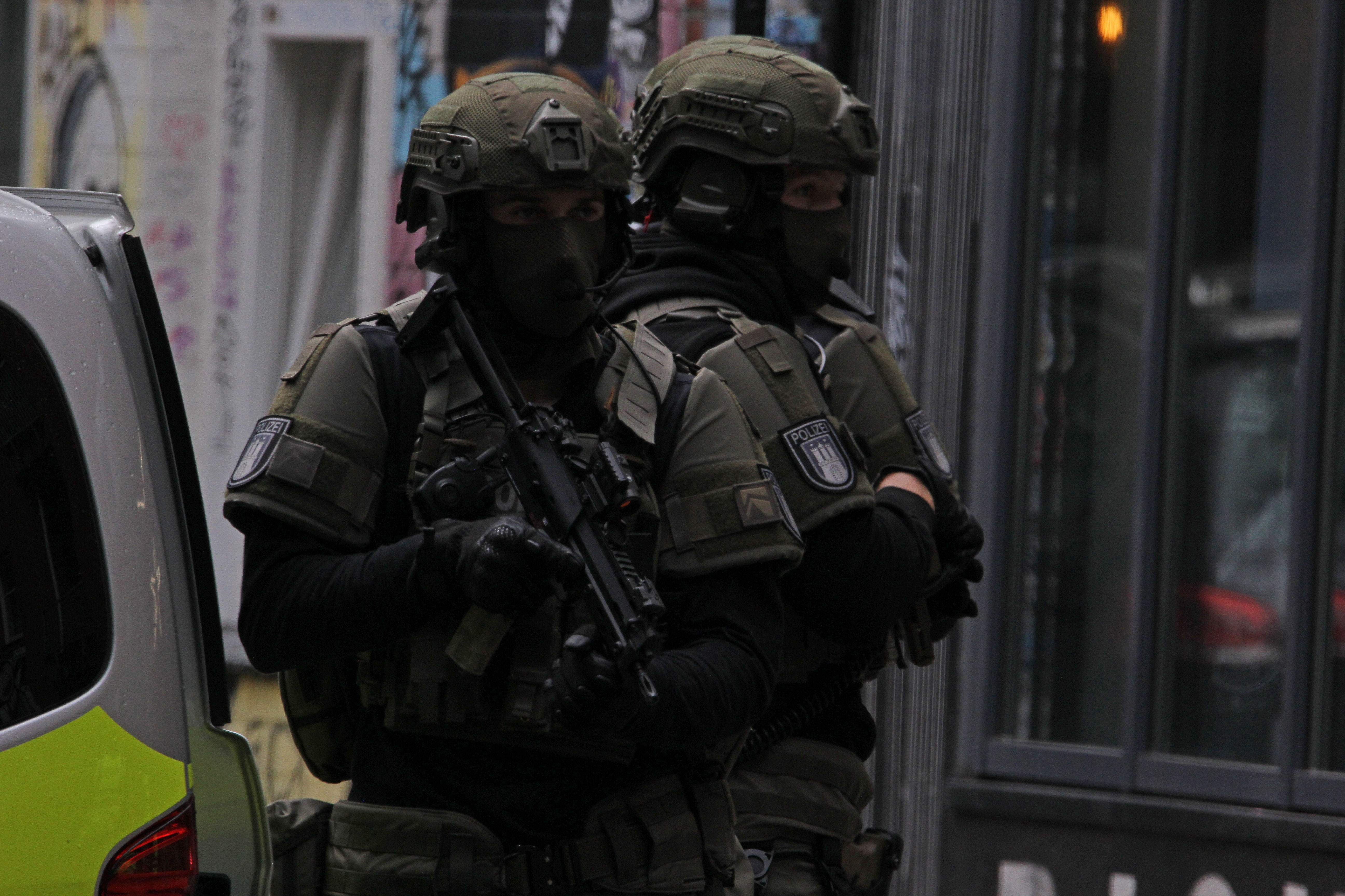 Trei tineri arestați în Germania în timp ce pregăteau un atac terorist de proporții în numele Stat Islamic. Ce arme aveau