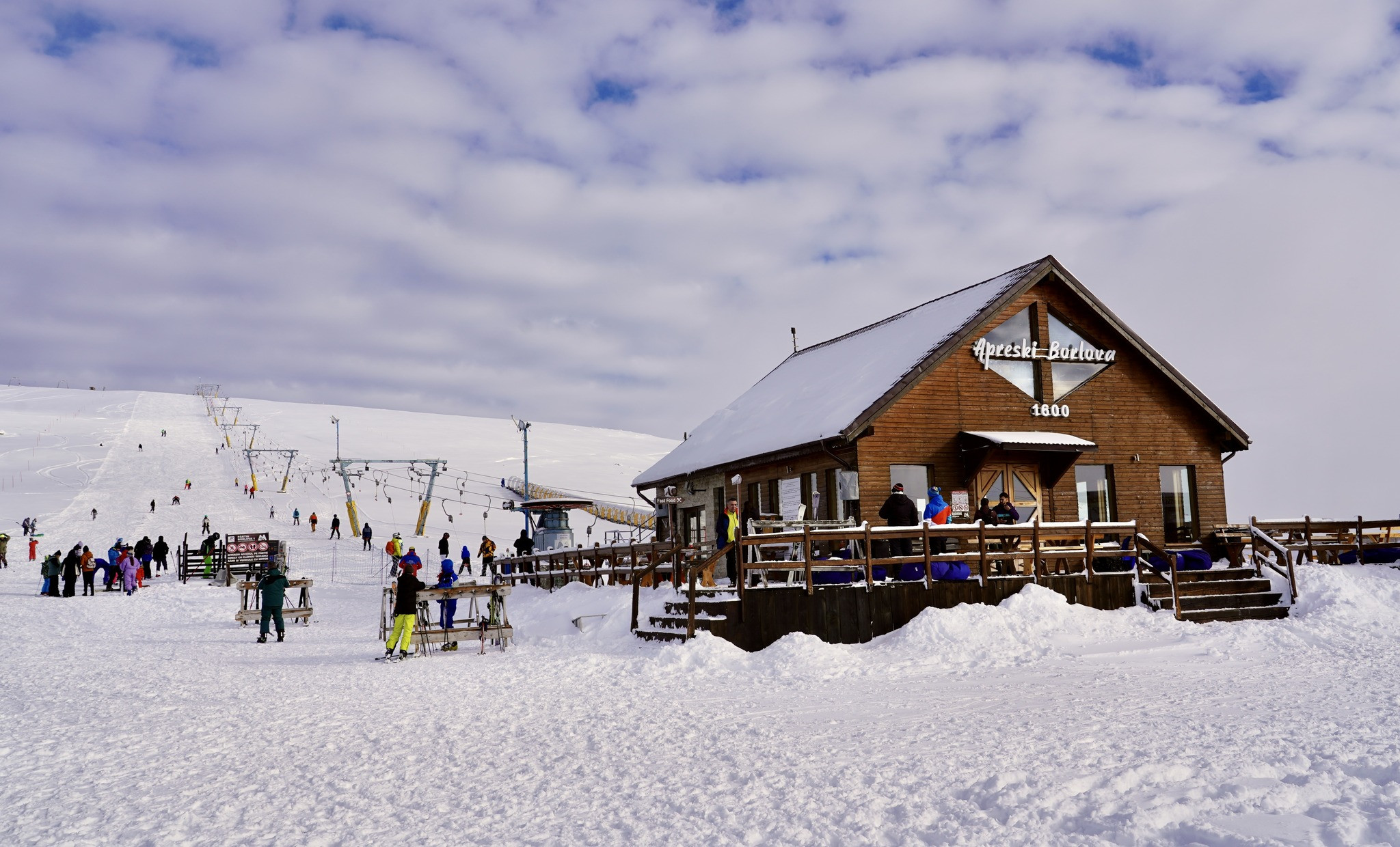 Stațiunea Muntele Mic, locul desprins din povești unde să evadezi iarna asta. Ce poți face aici în afară de schi