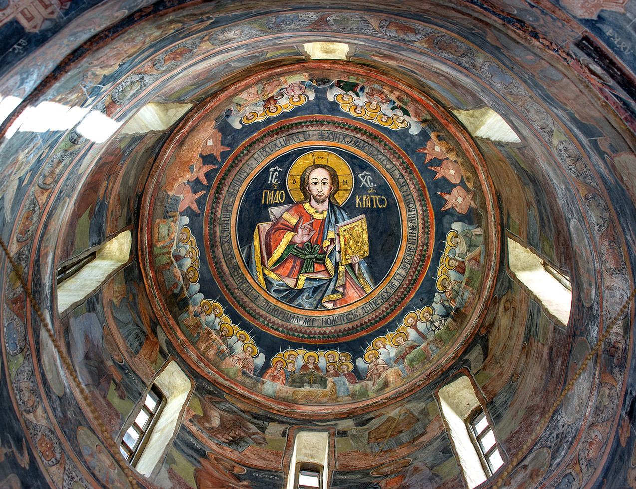 Mănăstirea Sinaia – secole întregi de istorie se ascund în ansamblul mănăstiresc. Istoria impresionantă a acestui loc