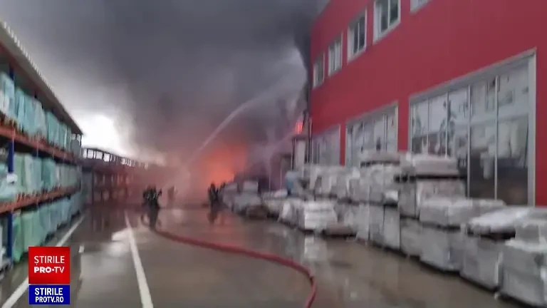 Incendiu puternic la un depozit de materiale de construcţii din Craiova. A fost emis mesaj RO-Alert