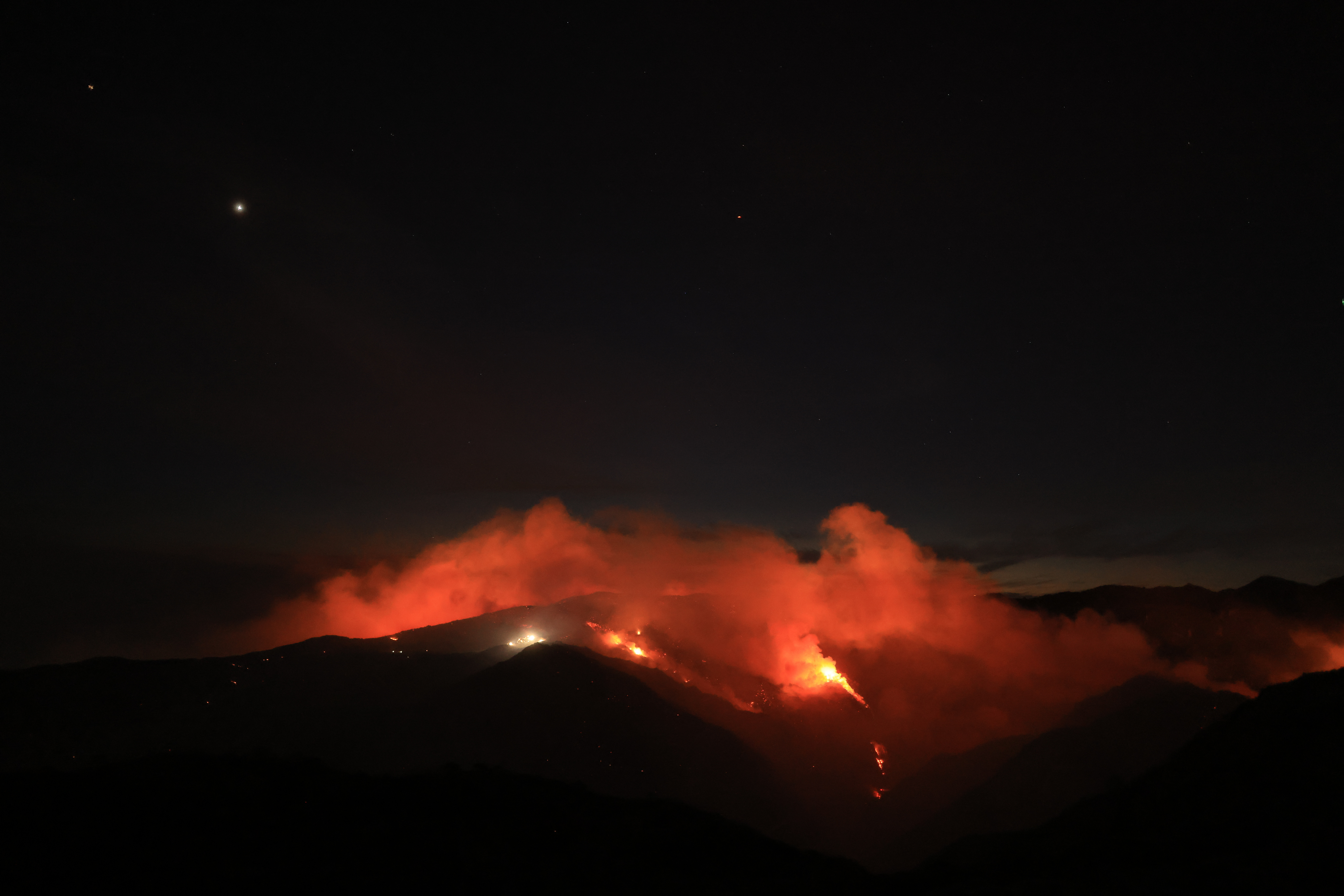 Incendiu puternic de vegetaţie în Malibu. Dick Van Dyke şi Cher, printre miile de persoane care fug din calea focului