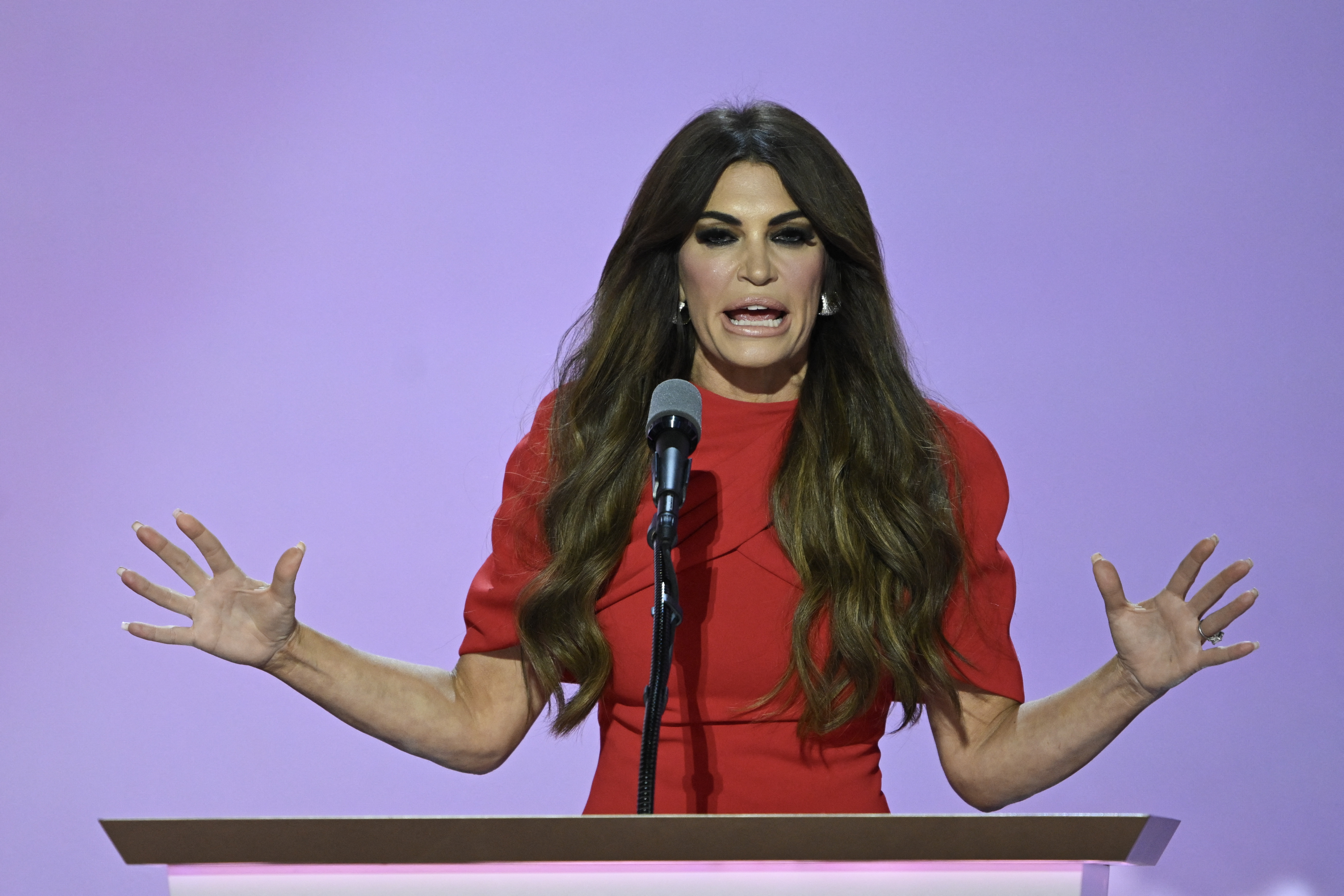 Trump a ales-o Kimberly Guilfoyle, fosta logodnică a fiului său cel mare, ca ambasador al SUA în Grecia