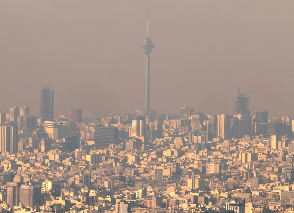 Teheranul și mai multe orașe din Iran se confruntă cu poluarea extremă. Școlile și băncile sunt închise