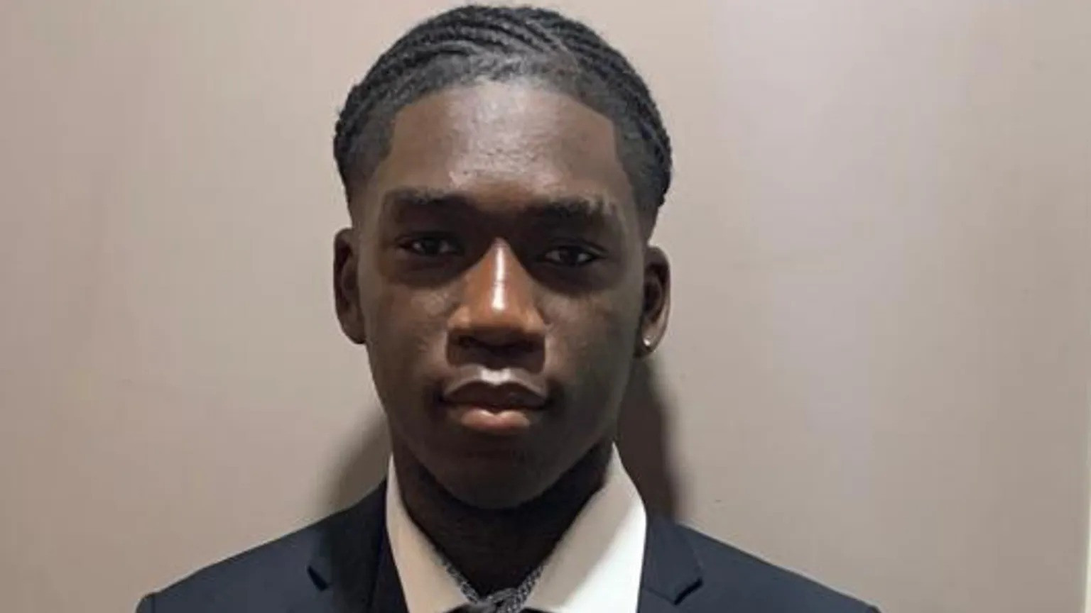 Motivul halucinant pentru care un tânăr de 18 ani este blocat în Dubai din septembrie. Riscă un an de închisoare