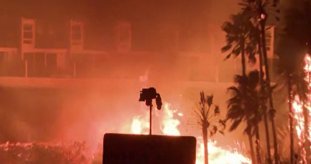 Incendiul ''Franklin'' face prăpăd în Malibu. În fiecare minut înghite o suprafață care echivalează cu 5 terenuri de fotbal