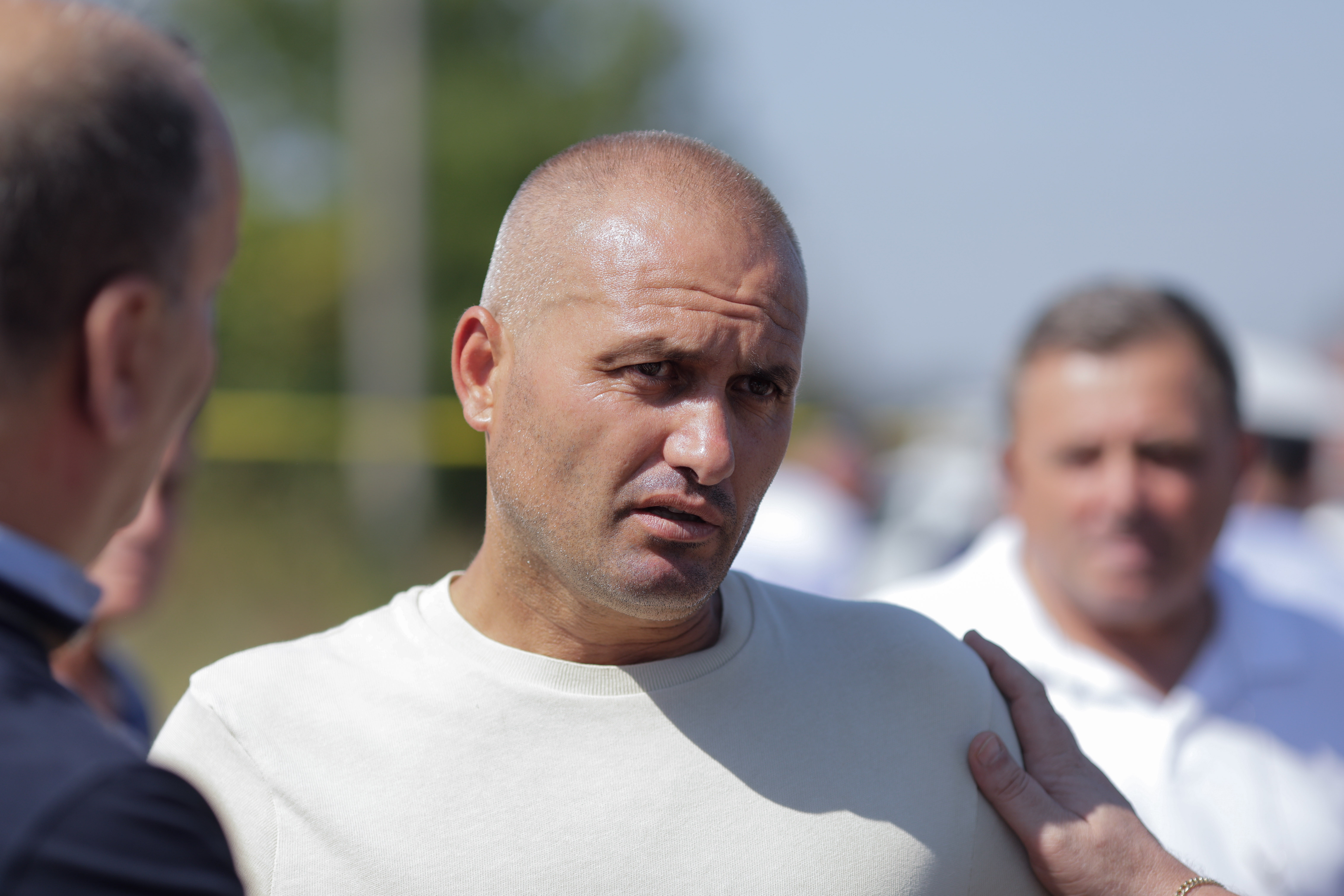 Culmea legii. Acuzat pentru trafic de persoane și arestat, primarul din Crevedia trebuie să avizeze sacrificarea porcilor săi