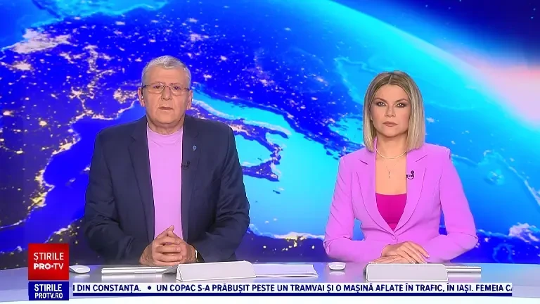 Un copac s-a prăbuşit peste un autoturism şi peste un tramvai, în Iași. „Am auzit un zgomot puternic”