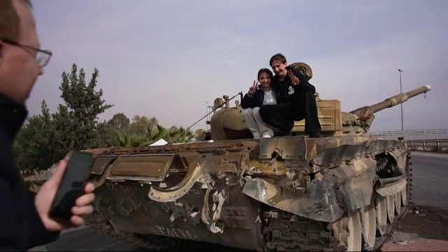 Sirienilor nu le vine să creadă că sunt liberi, după 50 de ani de teroare. ”Încă trăiesc cu senzația că sunt urmărită”