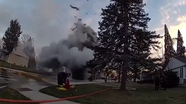 Momentul uluitor în care o mașină de gunoi sare pur și simplu în aer