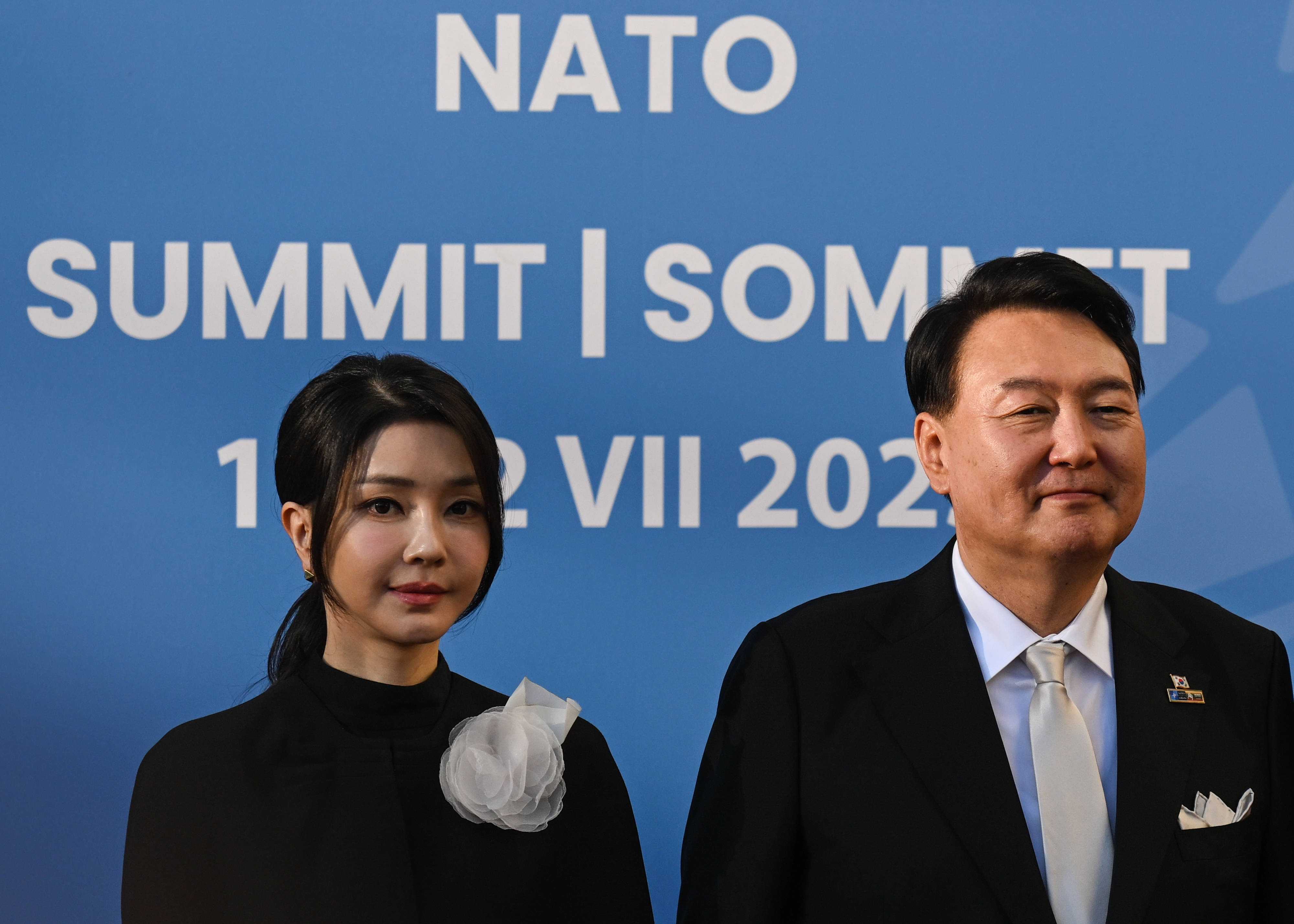 Președintele Coreei de Sud ar fi instituit legea marțială din dragoste pentru soția sa. Motivul este ireal