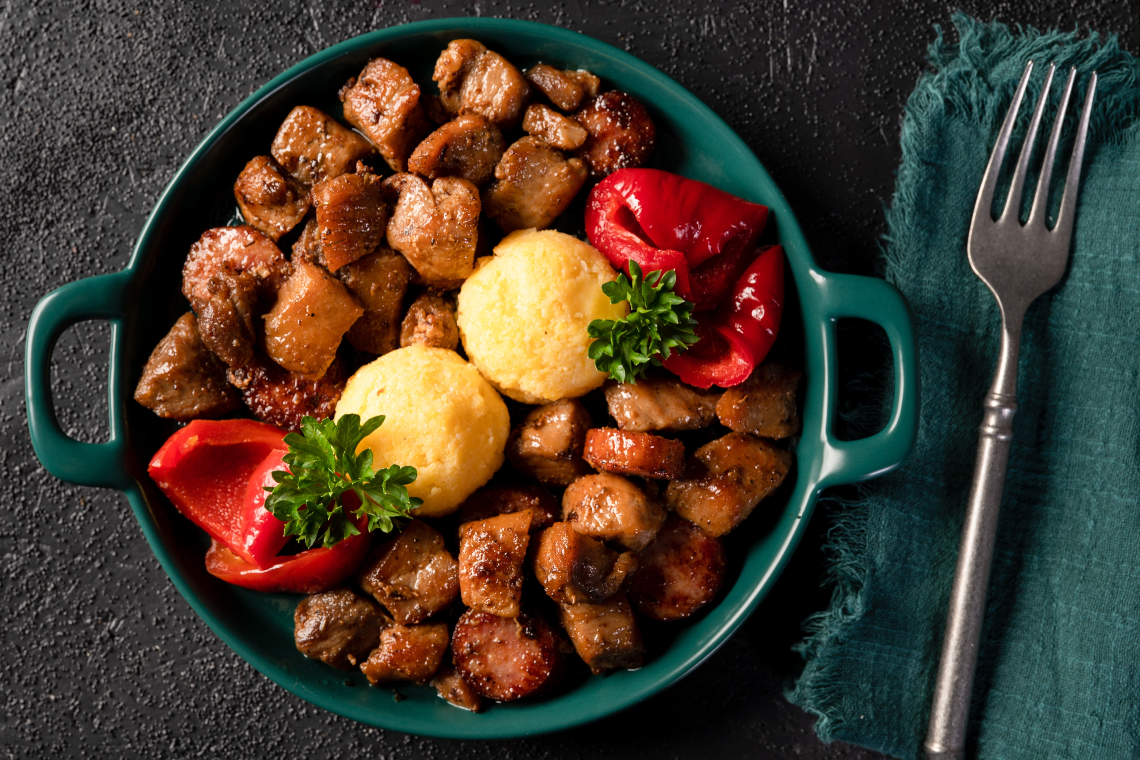 Ce este şi cum se face pomana porcului. Semnificaţia uneia dintre cele mai cunoscute tradiţii de Sărbători