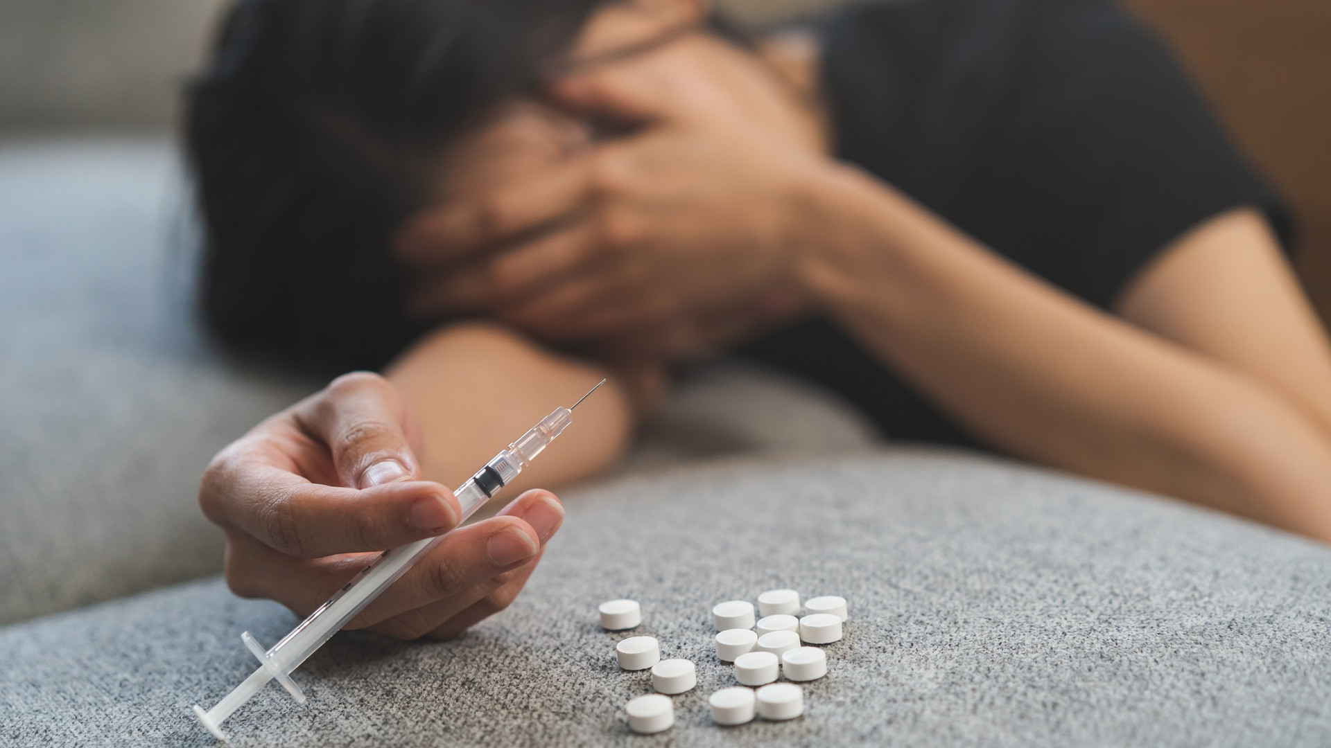 E oficial: După 21 de ani de eșecuri, Agenția Antidrog e reorganizată. Îngrijirea dependenților trece la spitale