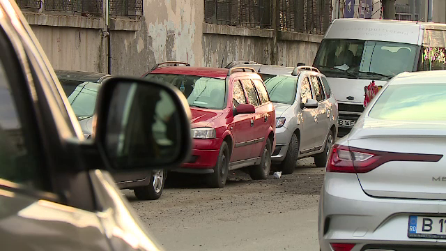 Ce părere au locuitorii din Sectorul 4 despre noua taxă pe care o vor plăti cei cu mașini dar fără loc de parcare