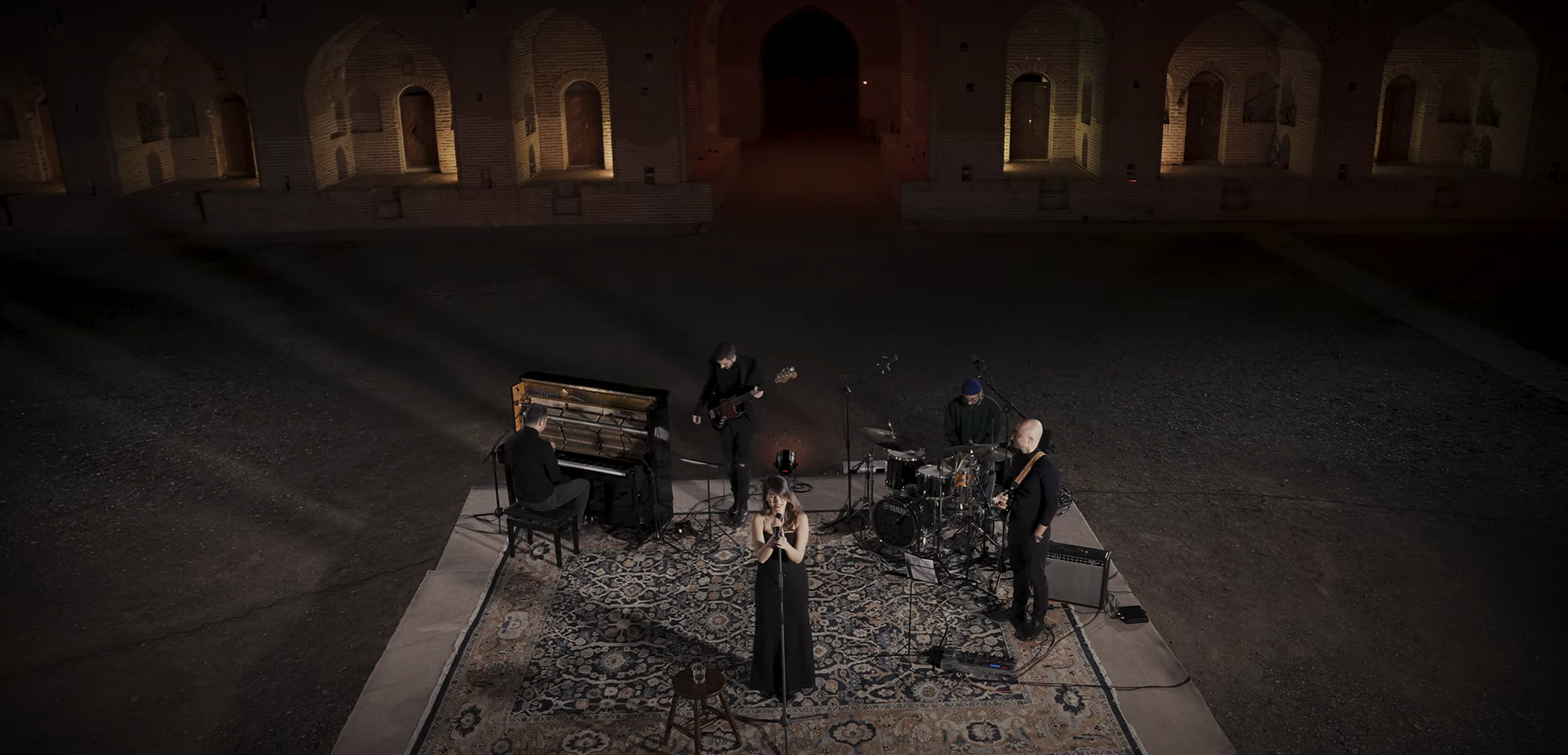 O cântăreaţă iraniană a încălcat legea cu un concert online în care nu purta hijab. „Visaţi la o Naţiune liberă” | VIDEO