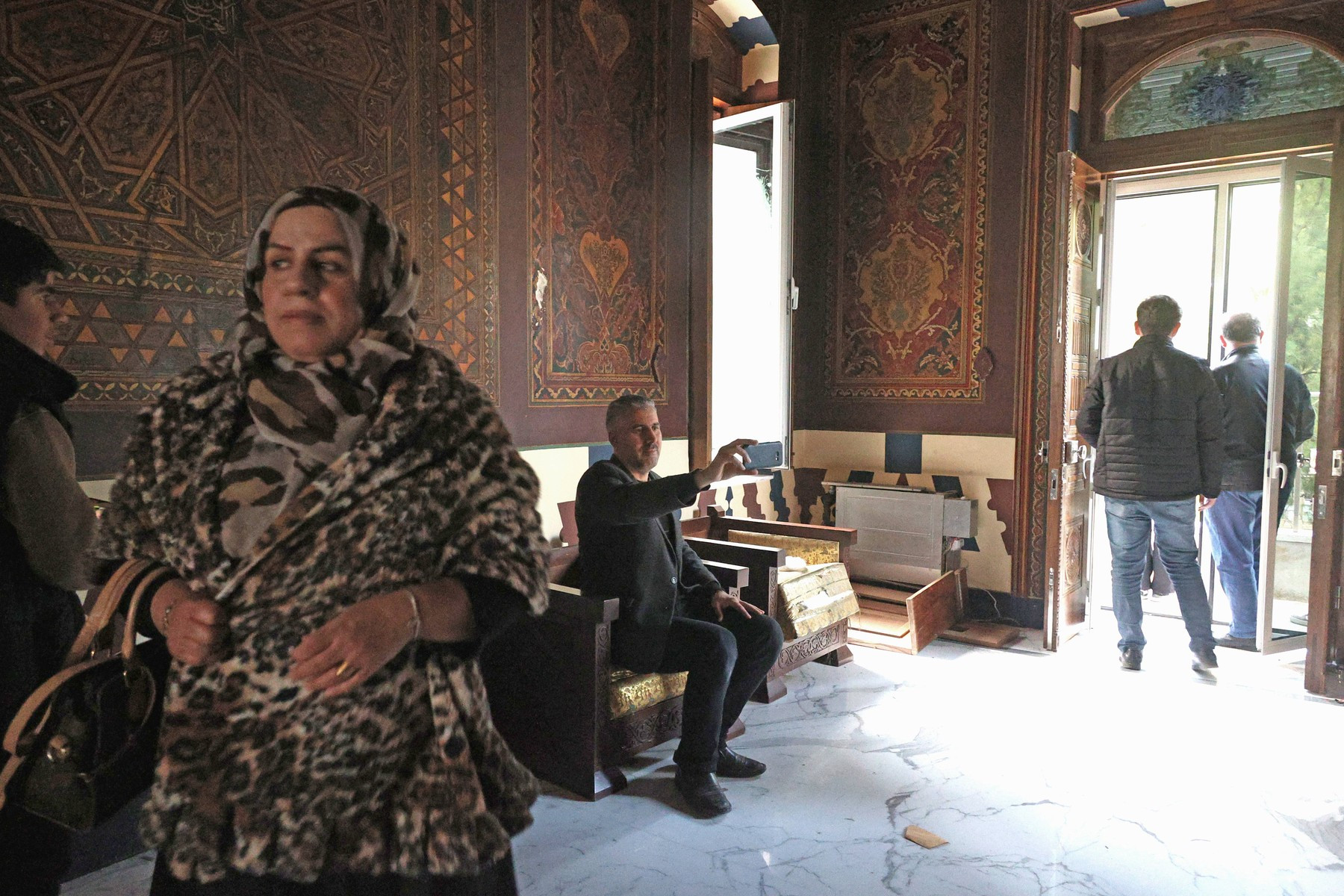 „I-au luat și salteaua din pat”. Ce a mai rămas din palatul din Damasc al lui Bashar al-Assad | VIDEO