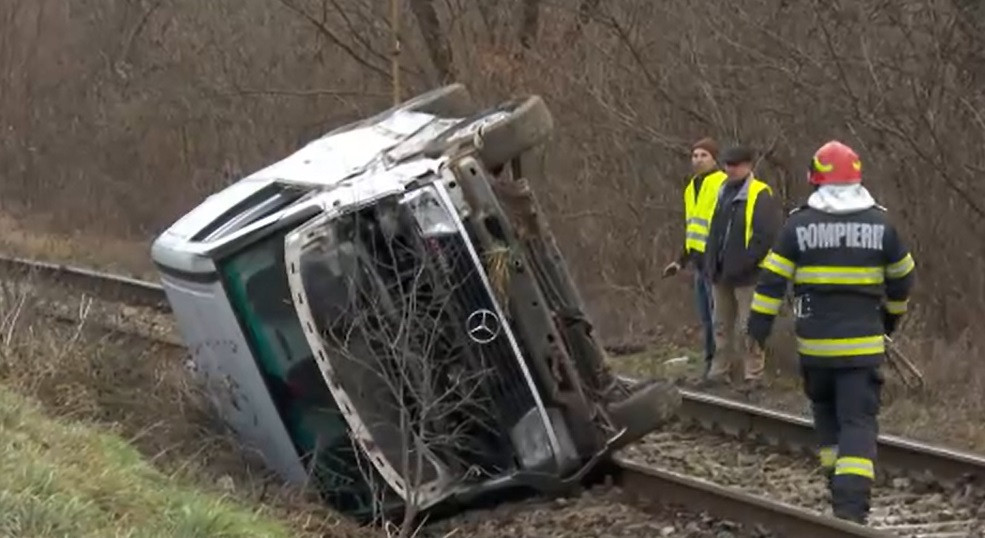 Tragedie evitată la limită pe calea ferată, în Bistrița-Năsăud. O mașină proiectată pe șine, la un pas să fie lovită de tren
