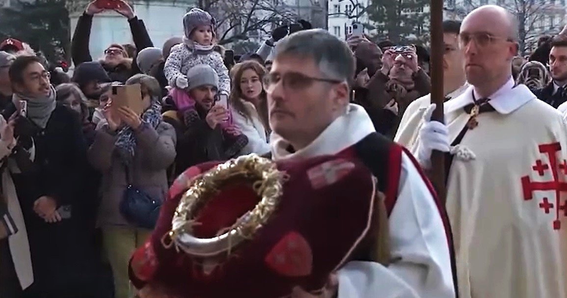 „Coroana de spini” s-a întors la Notre Dame. Cum a fost salvată relicva care ar fi stat pe fruntea Mântuitorului