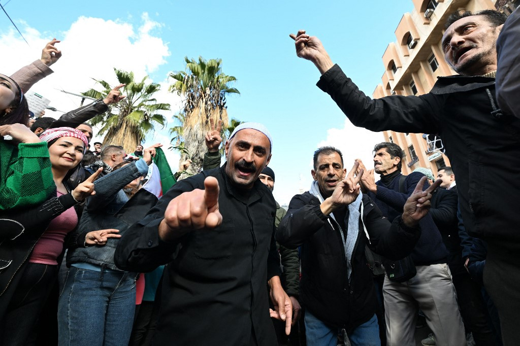 Sirienii au celebrat sfârșitul celor 50 de ani de dictatură al-Assad la prima rugăciune de vineri de la căderea regimului