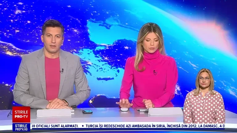 Tragedie evitată la limită pe calea ferată, în Bistrița-Năsăud. O mașină proiectată pe șine, la un pas să fie lovită de tren