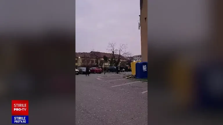 Explozie într-un bloc din Târgu Jiu. O bătrână a ajuns la spital cu arsuri. Mai multe garsoniere și autoturisme, afectate