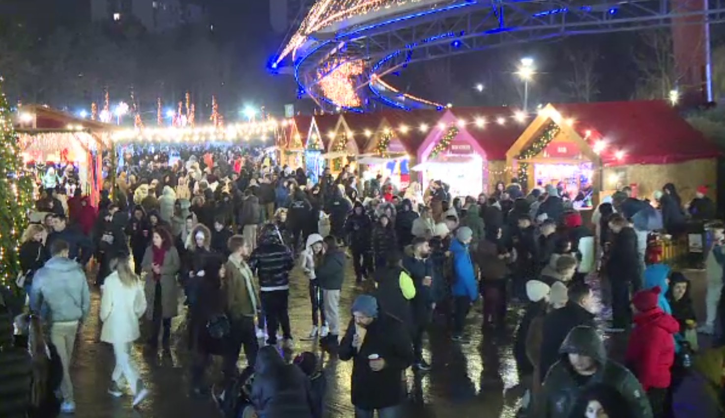 Târgul de Crăciun din Drumul Taberei, la mare căutare în București. Ce îi așteaptă pe vizitatori: „Toată lumea se distrează”