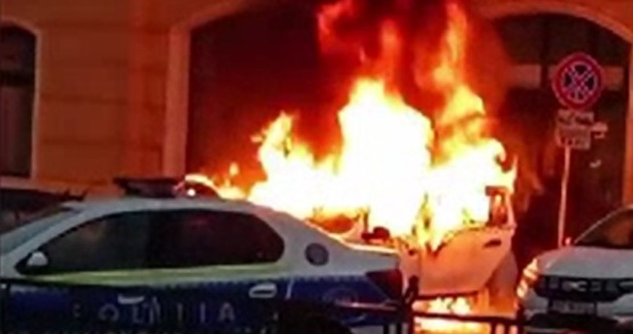 Incendiu violent în fața gării din Oradea. Un taximetru a fost înghițit de flăcări, după ce a luat foc brusc