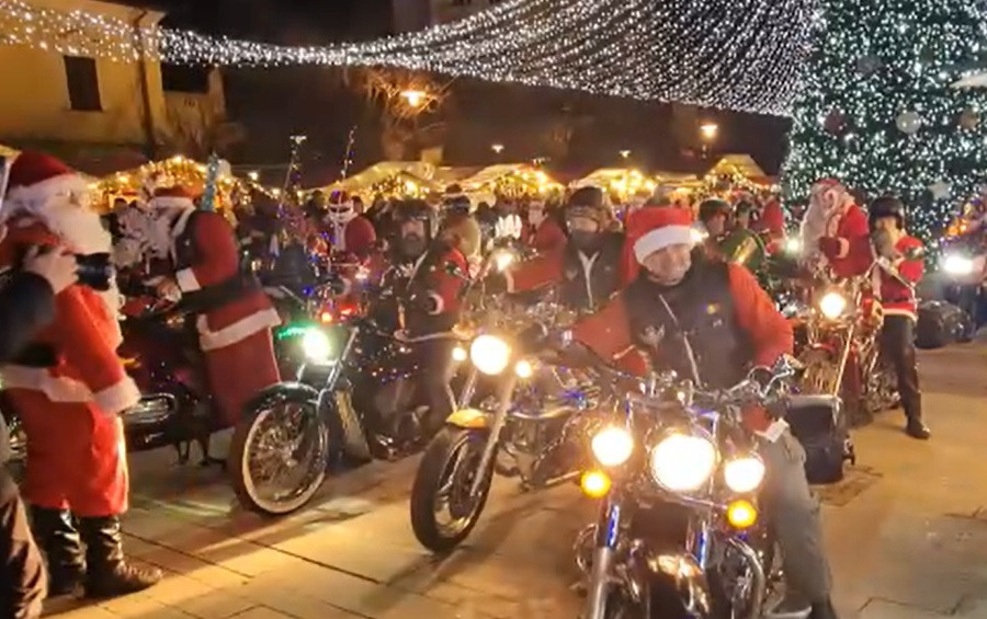 Parada lui Moș Crăciun pe motocicletă, în Târgu Mureș. Bikerii au defilat pe străile orașului, iar copiii au primit cadouri