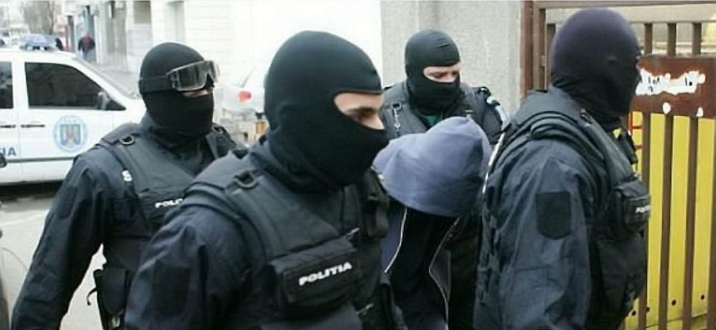Poliţia a adus în ţară, în ziua de Crăciun, din Belgia, doi fugari care aveau mandate de executare a unor pedepse