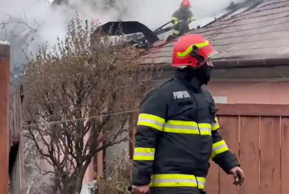 Două case din Cluj-Napoca au ars din temelii din cauza unei butelii defecte. O persoană a suferit arsuri pe mâini și picioare