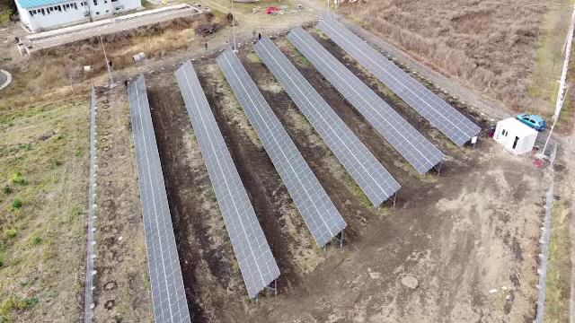 Primăriile din țară care fac economii consistente cu panourile fotovoltaice. Sute de mii de euro economisiți