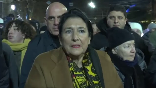 Salome Zurabișvili refuză să-și lase mandatul, acuzând fraudarea alegerilor din Georgia. O înlocuiește un fost fotbalist