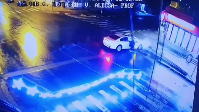 Un tânăr de 15 ani a furat mașina părinților și a plecat să se plimbe. Momentul în care lovește un stâlp | VIDEO