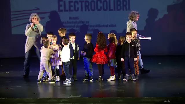 Părinții caută cursuri de educație alternativă pentru copii. Sumele pe care le dau pentru un atelier de teatru