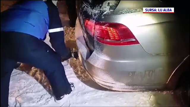 O familie a rămas blocată cu mașina în zăpadă, în Munții Șureanu. Norocul întâlnit în cale