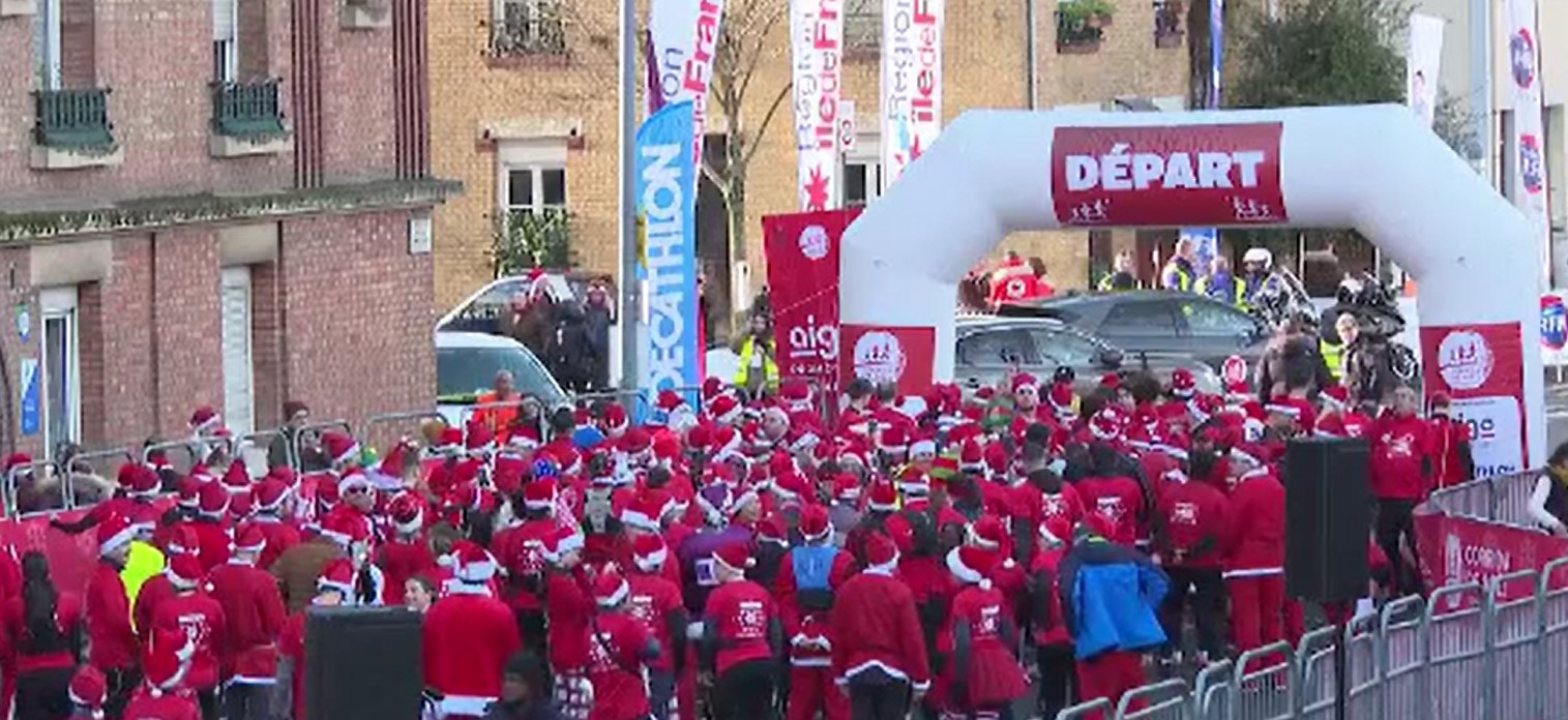 Fanii lui Moș Crăciun au invadat Parisul. Cursa de 10 km la care au participat. Grinch a fost și el prezent