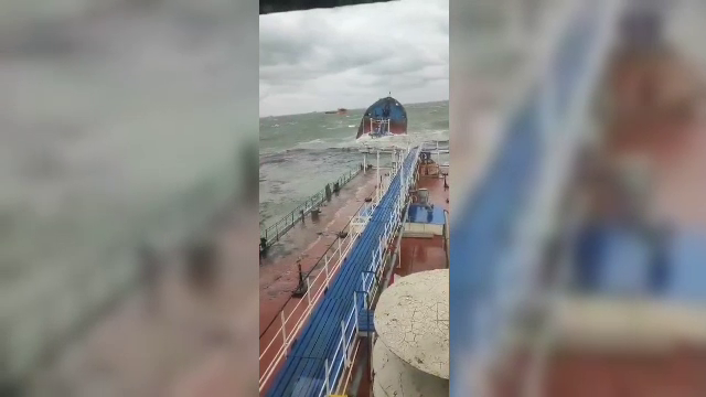 Alertă în strâmtoarea Kerci. Două petroliere rusești, grav avariate după o furtună puternică din Marea Neagră