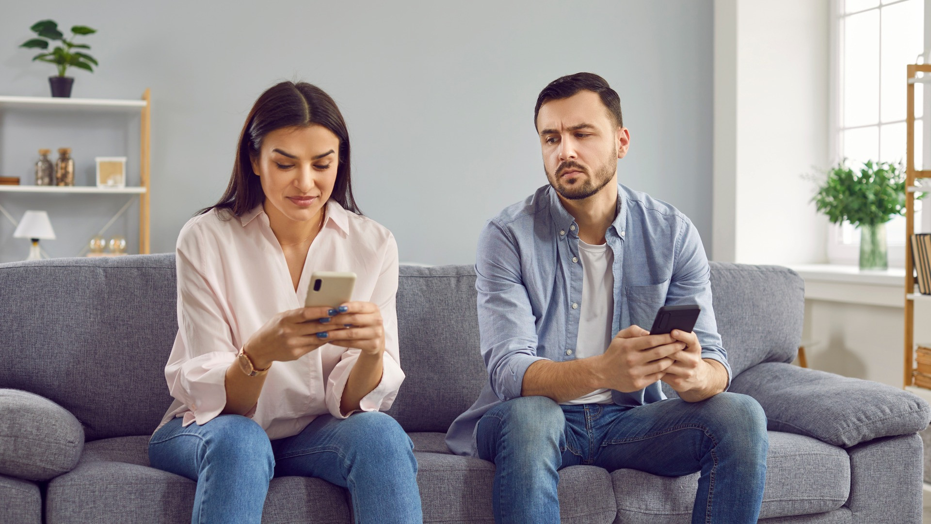 Tehnologia în mâinile abuzatorilor. Cum sunt folosite aplicațiile destinate părinților pentru spionarea partenerilor