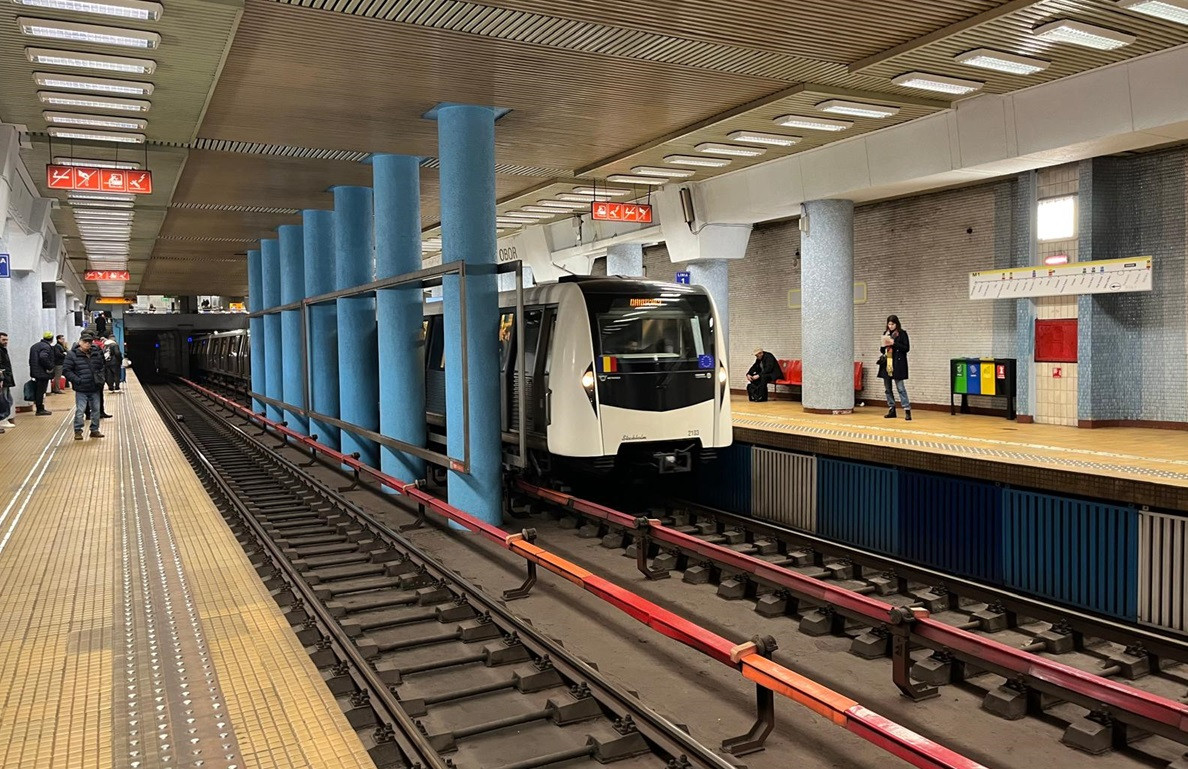 S-a rezolvat, nu se poate. Directorii și șoferii Metrorex rămân cu sporul de metrou, deși lucrează în birou, la etajul 9