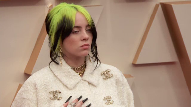 Billie Eilish a fost lovită de un obiect aruncat de un fan în timpul unui concert. Reacția artistei după incident