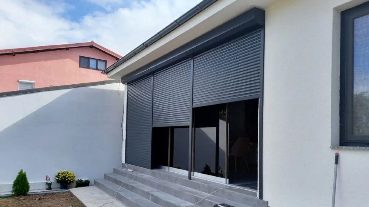 (P) Instalează rulouri exterioare de la V Shades și nu lăsa vântul rece să pătrundă prin ferestre!