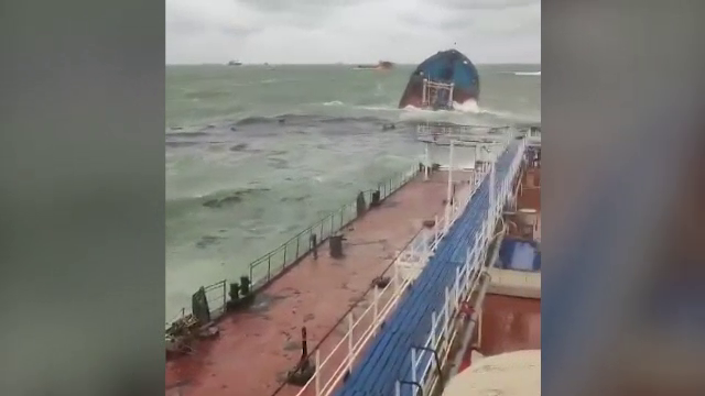 Pericol de poluare în Marea Neagră, după naufragiul a două petroliere rusești. Aveau 8.000 de tone de produse petroliere