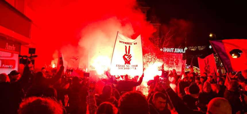 Zeci de tineri au participat la tradiţionalul marş în memoria eroilor Revoluţiei. S-a strigat: ”Libertate”, ”Jos comuniştii”