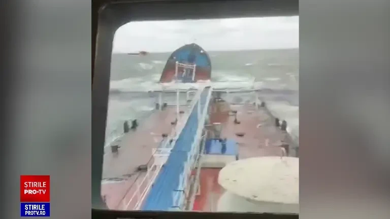 Pericol de poluare în Marea Neagră, după naufragiul a două petroliere rusești. Aveau 8.000 de tone de produse petroliere