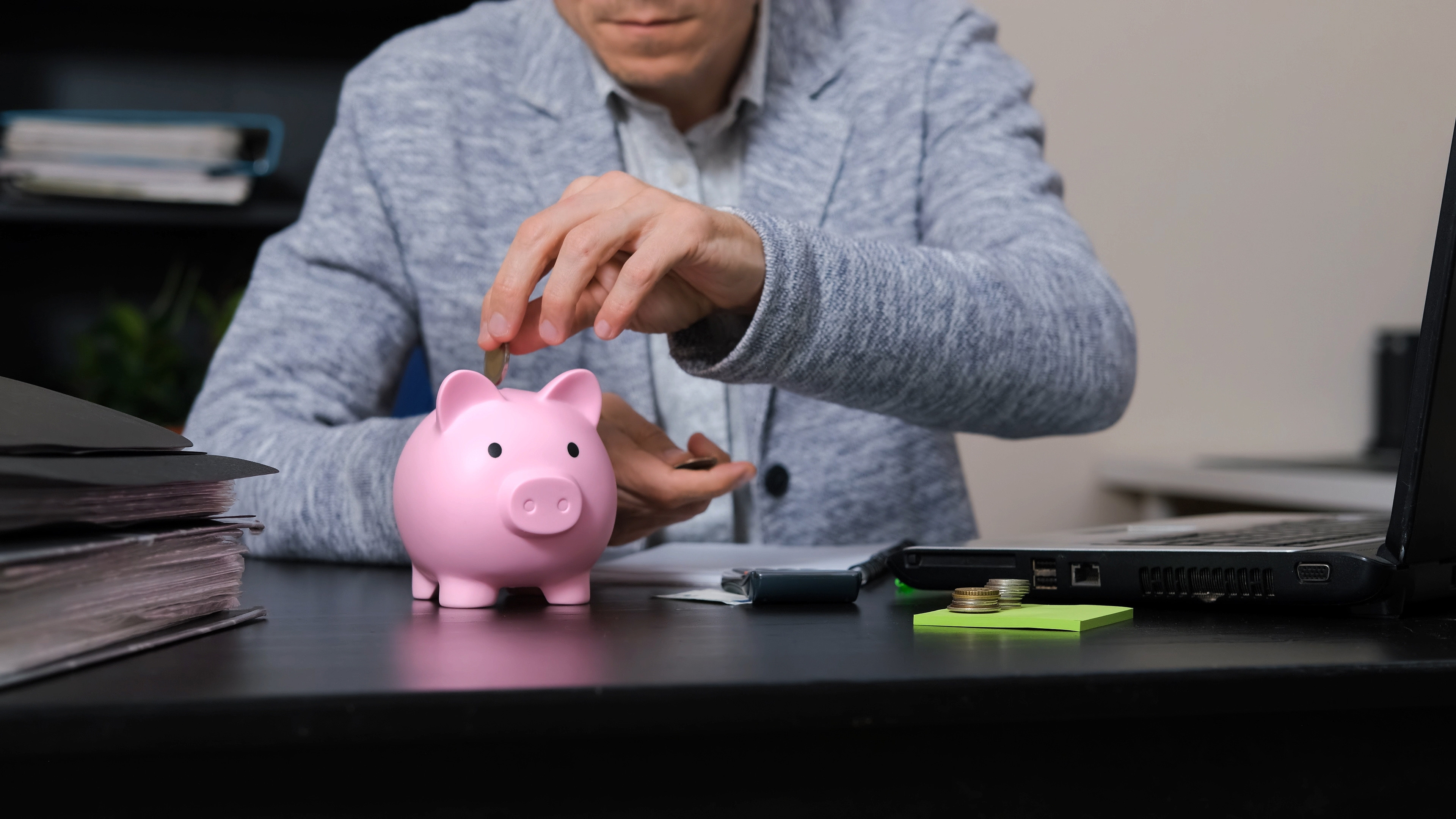 Trucuri pentru a ne organiza mai bine finanțele. Cum putem să renunțăm la cheltuieli inutile și să punem bani deoparte