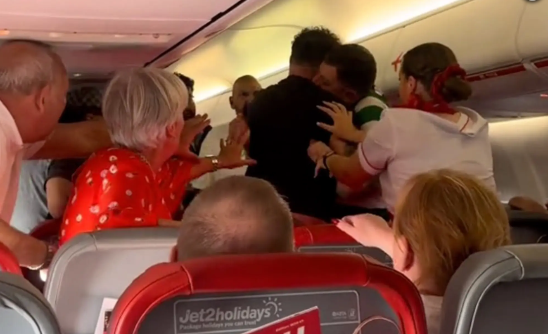 Aterizare de urgență în Bulgaria după ce pasagerii s-au luat bătaie. Unul a sărit să-și muște adversarul de gât | VIDEO