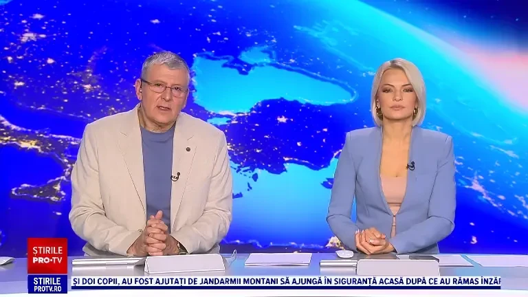 Momentul în care un livrator ajunge cu scuterul într-un indicator rutier de pe drum. Singura „victimă”, în rucsac