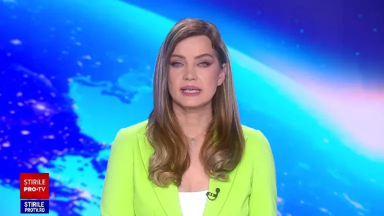 VIDEO. Momentul în care un livrator de mâncare pe scuter intră direct într-un indicator rutier în Iași