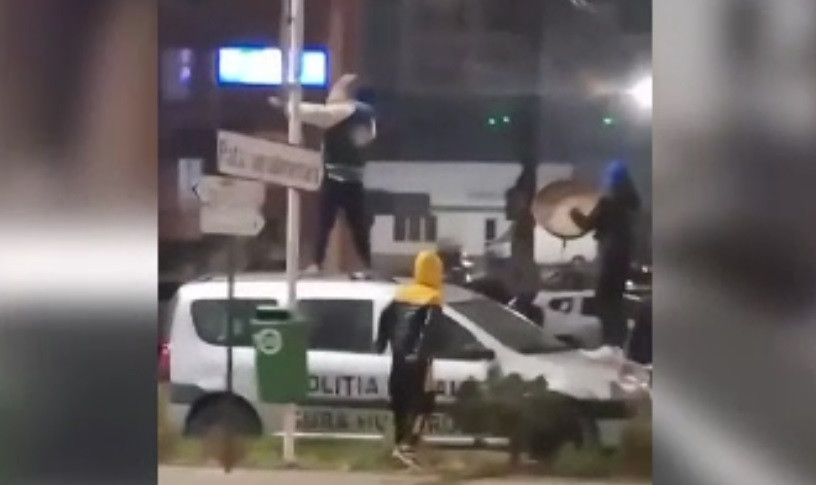Cinci adolescenți au vandalizat una dintre mașinile Poliției Locale din Gura Humorului. Ce pedepse riscă